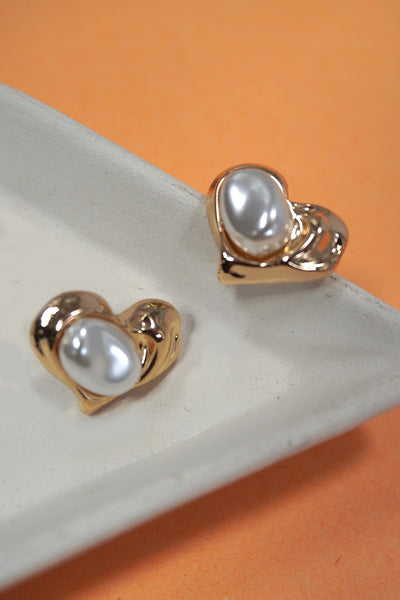 NATURAL PEARL HEART POST EARRINGS | 80E5894