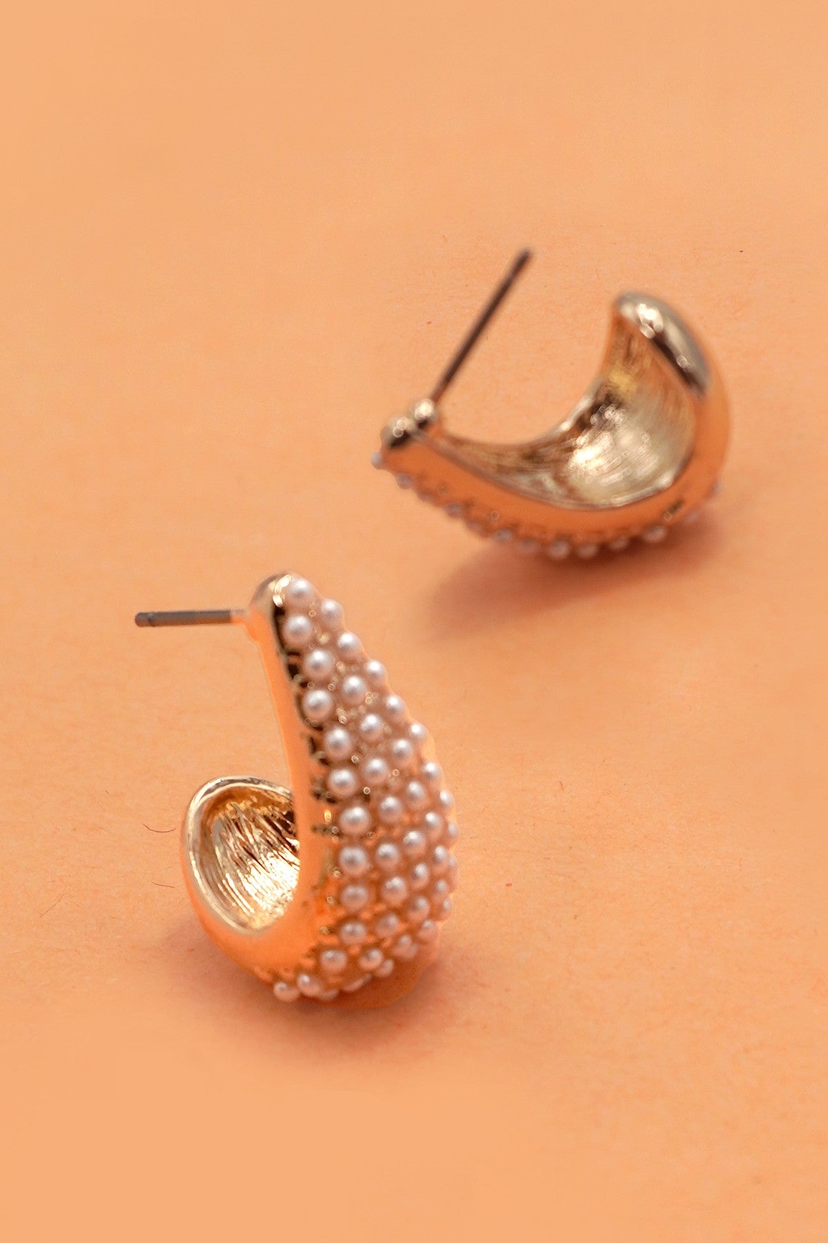PEARL STUDDED ON HUGGIE HOOP OVAL EARRINGS | 31E50374