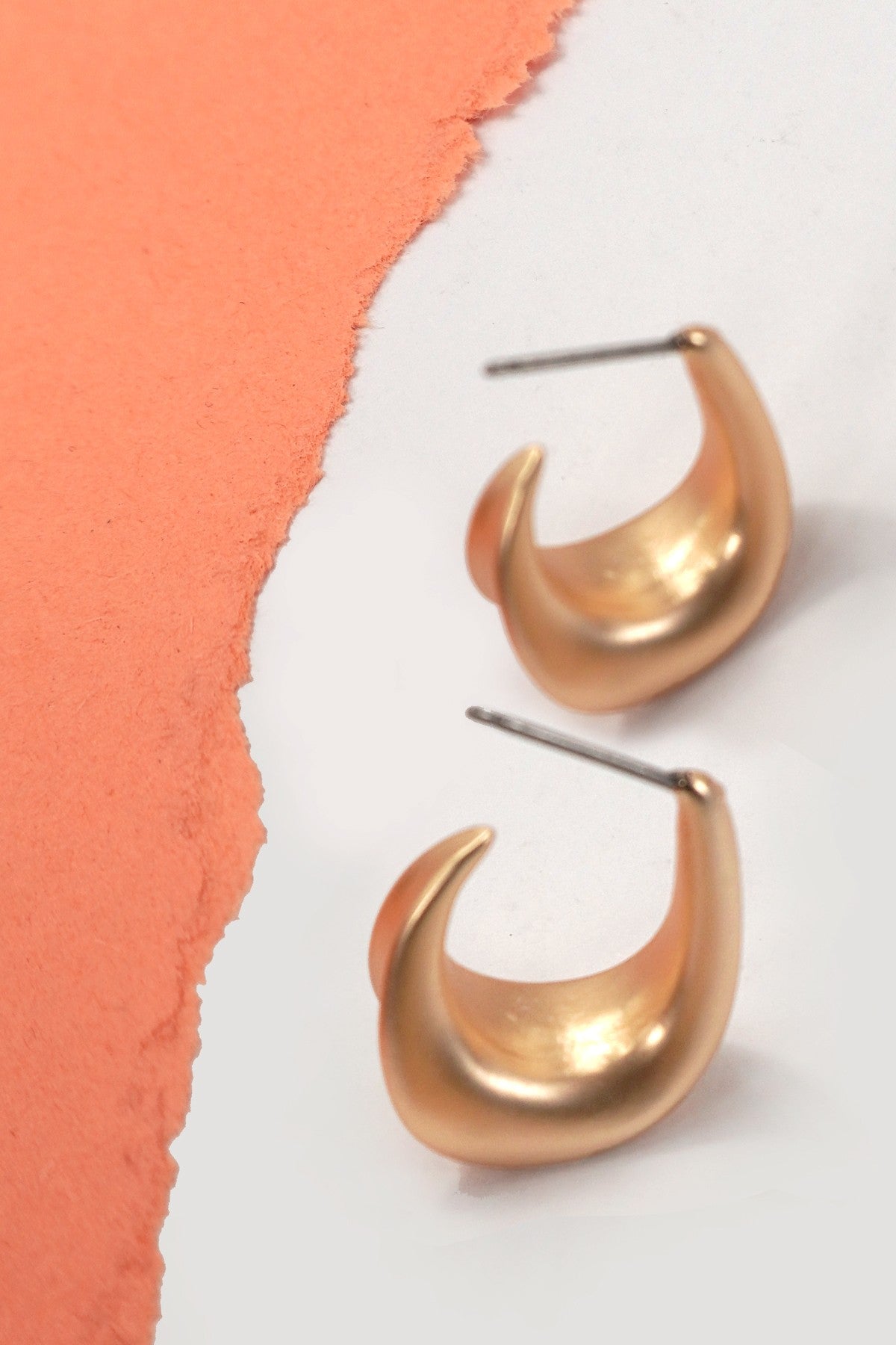 UPSCALE  MATTE GOLD OVAL HUGGIE HOOP EARRINGS | 80E6559