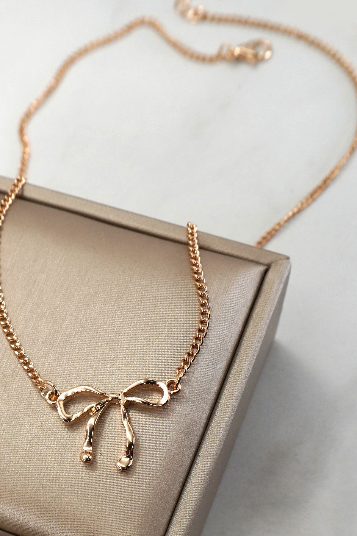 CLASSIC HAMMERED BOW NECKLACE | 31N50532