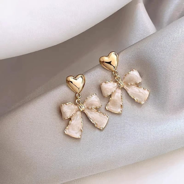 BOW GOLD HEART DROP EARRINGS | 40E364