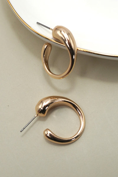 TEARDROP HUGGIE HOOP EARRINGS | 31E50775