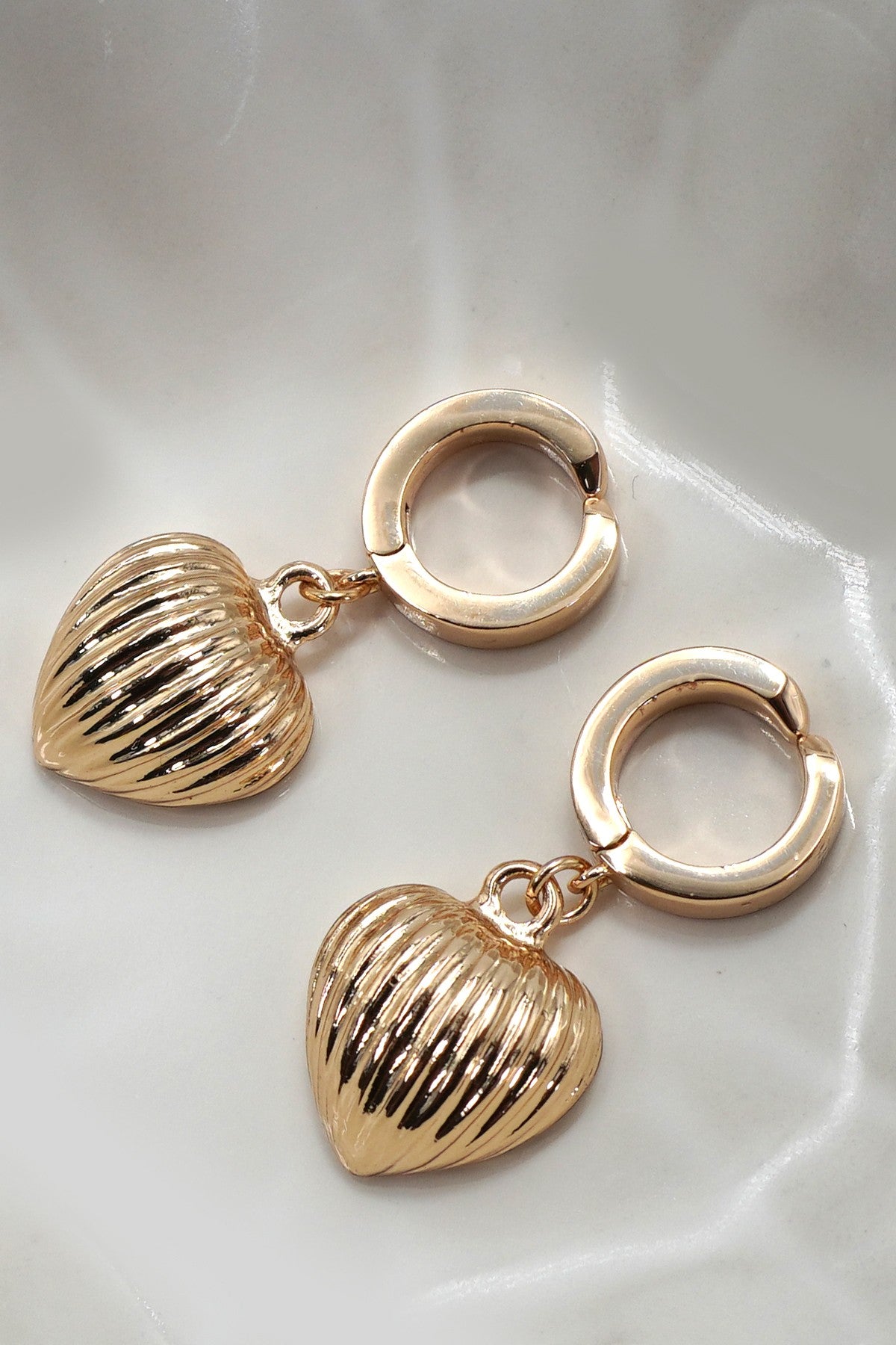 RIBBED HEART HUGGIE HOOP DROP EARRINGS | 31E50783