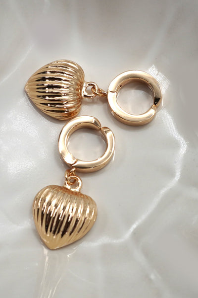 RIBBED HEART HUGGIE HOOP DROP EARRINGS | 31E50783