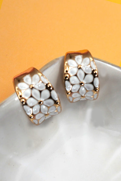 WHITE EPOXY FLOWER HOOP EARRINGS | 80E6942