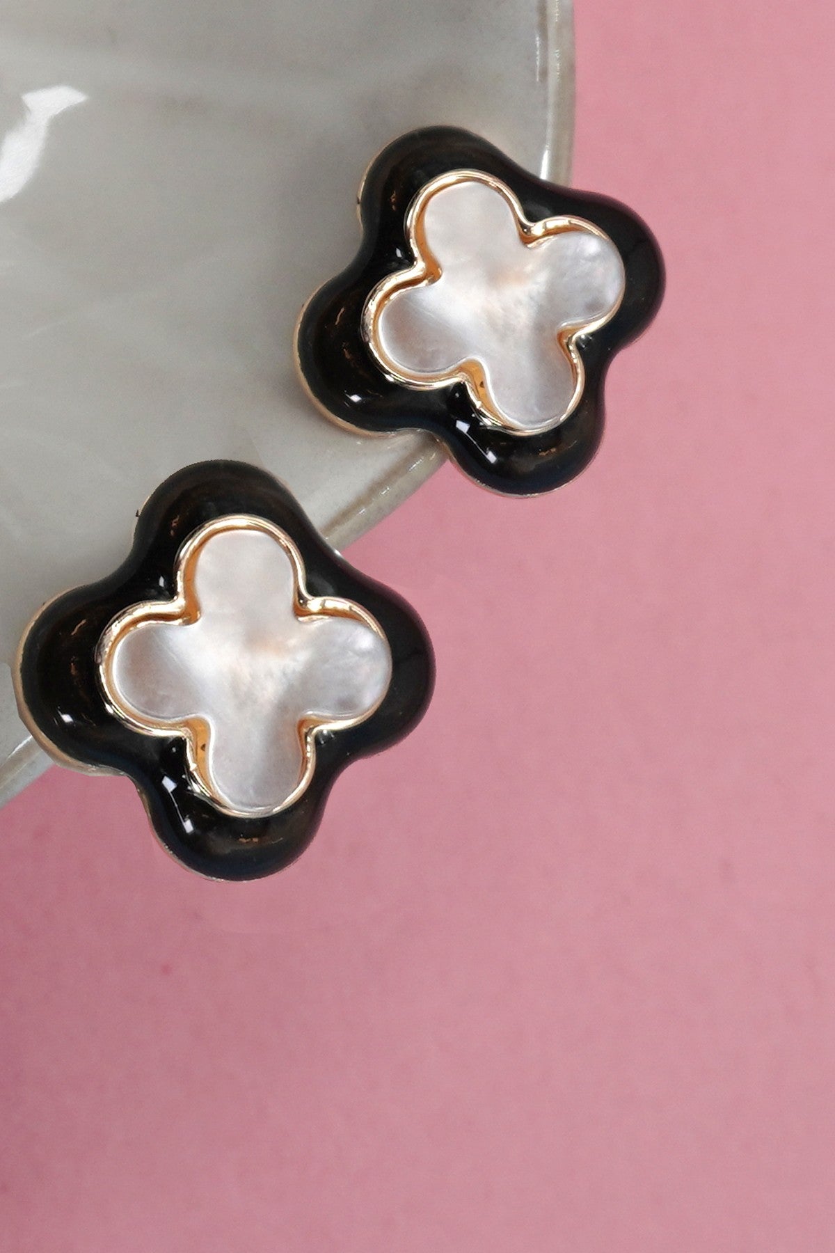 VINTAGE BLACK OUTLINED PEARL CLOVER STUD EARRINGS | 80E6960