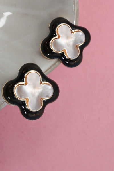 VINTAGE BLACK OUTLINED PEARL CLOVER STUD EARRINGS | 80E6960