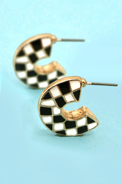 DOUBLE SIDED CHECKER DESIGN HOOP EARRINGS | 80E61056