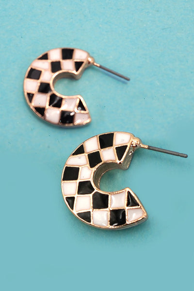 DOUBLE SIDED CHECKER DESIGN HOOP EARRINGS | 80E61056