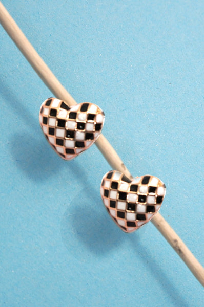 CHECKER HEART STUD EARRINGS | 80E61088