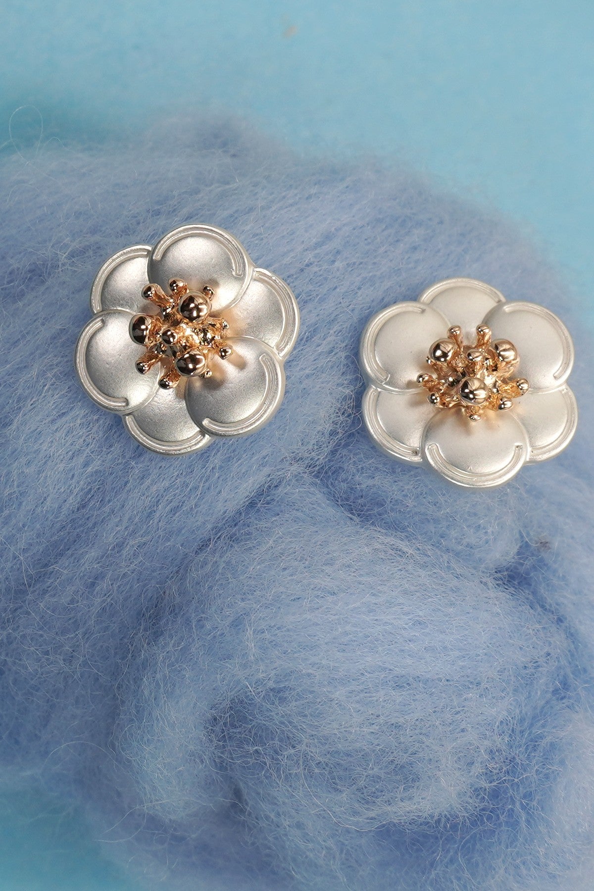 MATTE SILVER ON GOLD FLOWER STUD EARRINGS | 80E61144