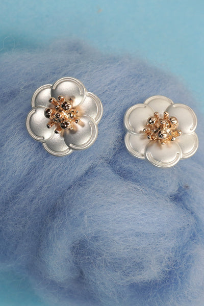 MATTE SILVER ON GOLD FLOWER STUD EARRINGS | 80E61144