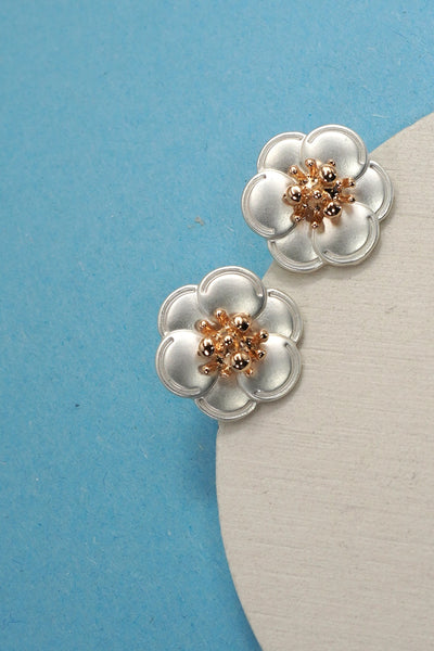 MATTE SILVER ON GOLD FLOWER STUD EARRINGS | 80E61144