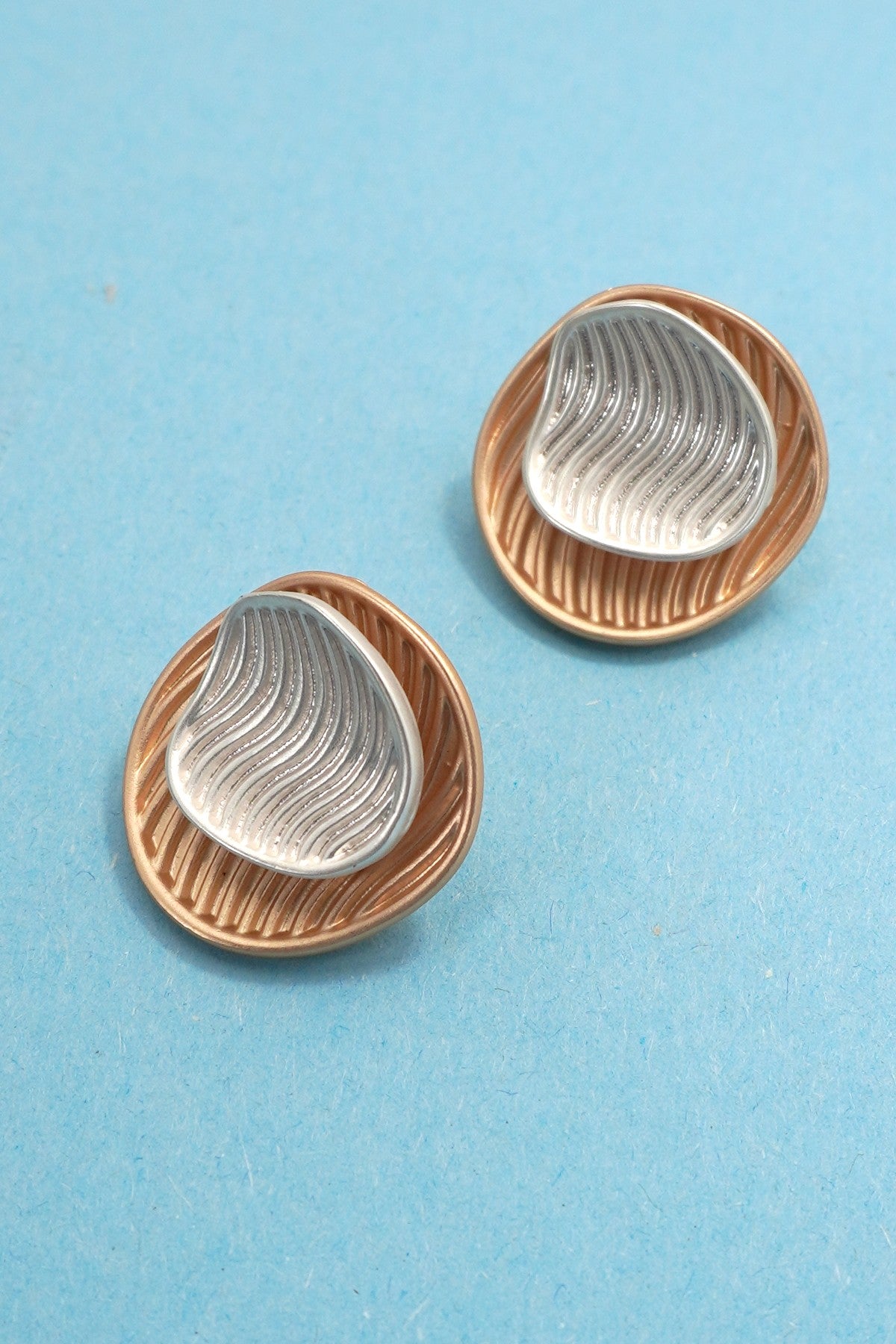 TWO TONE LAYERED WAVE ROUND STUD EARRINGS | 80E61204