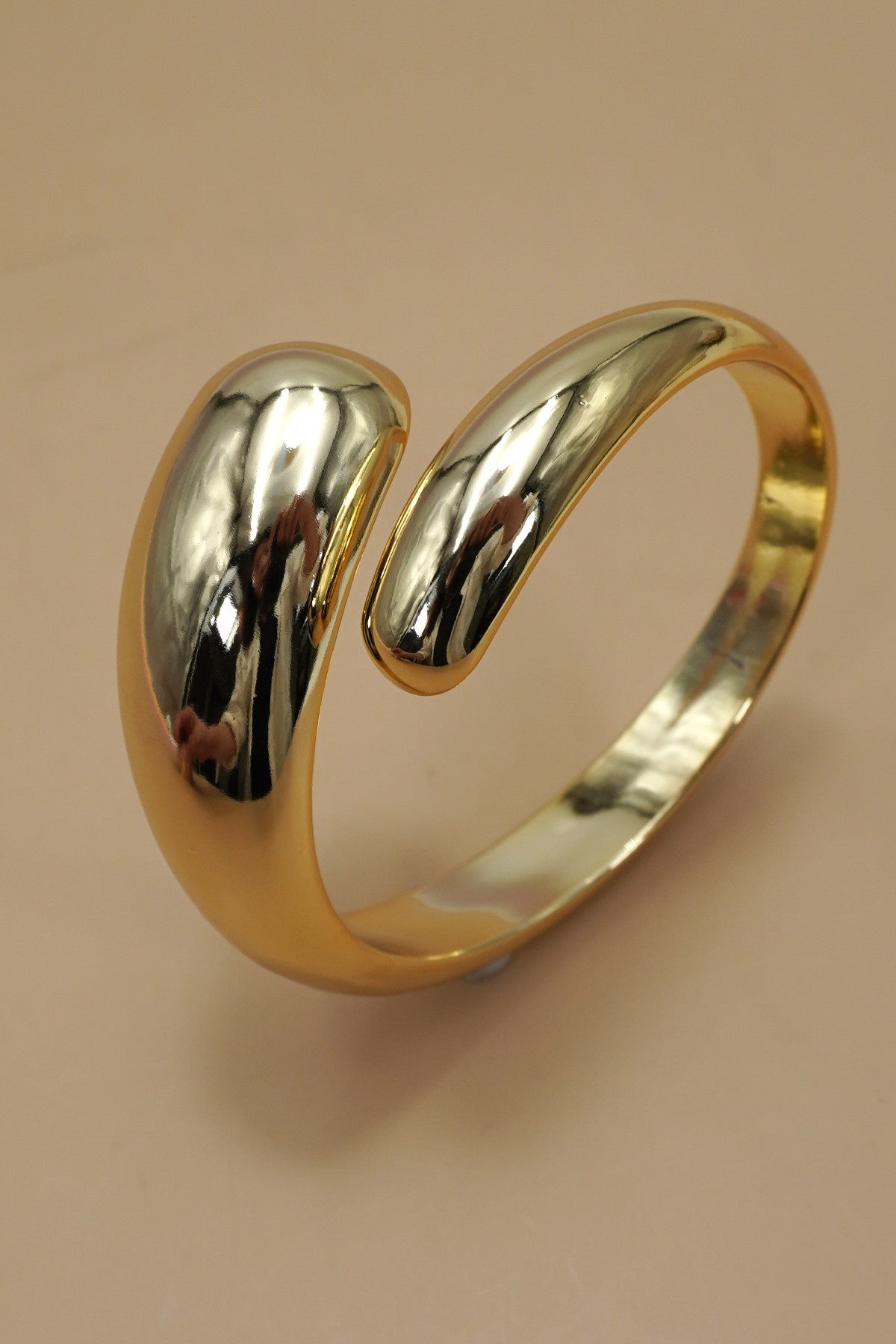 WIDE TEARDROP SHAPE BANGLE | 40B5186