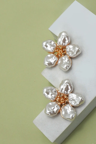VINTAGE BOLD PEARL FLOWER  STUD EARRINGS | 80E61312