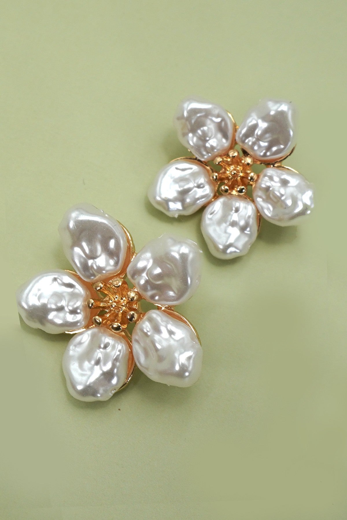 VINTAGE BOLD PEARL FLOWER  STUD EARRINGS | 80E61312
