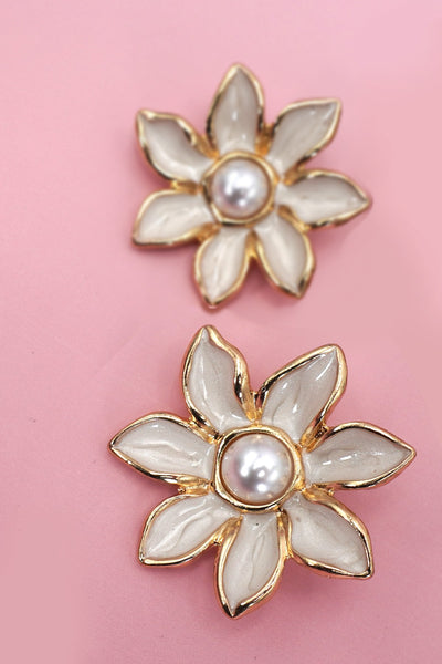 BOLD STATEMENT EPOXY FLOWER PEARL STUD EARRINGS | 80E61357