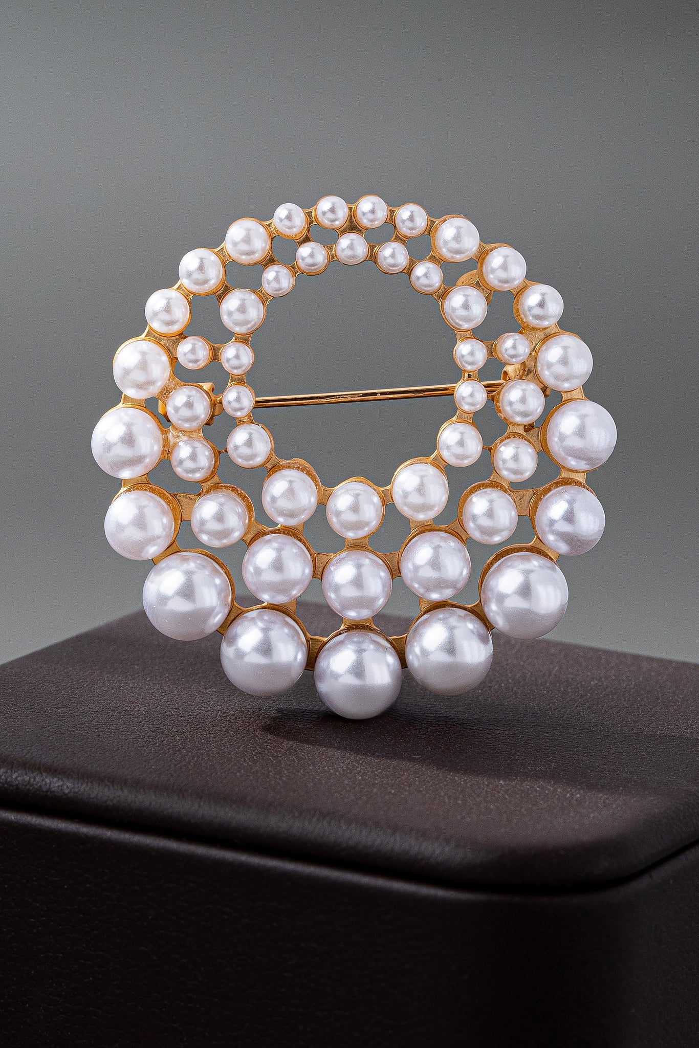 VINTAGE GRADUATED PEARL BROOCH PIN | 80BC056