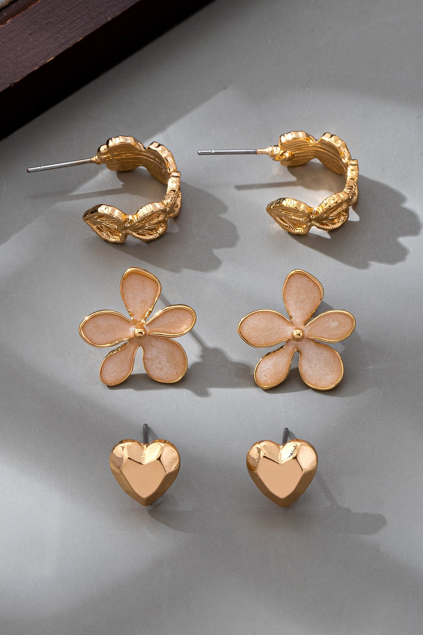 TRIO HEART FLOWER SEASHELL HUGGIE HOOP EARRINGS | 80E61471
