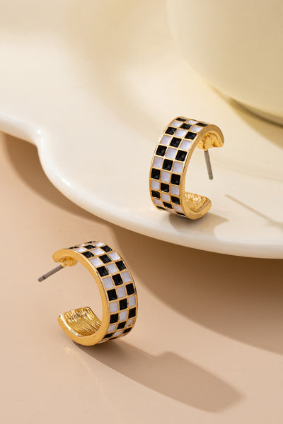 CHECKER EPOXY HUGGIE HOOP EARRINGS | 80E61747