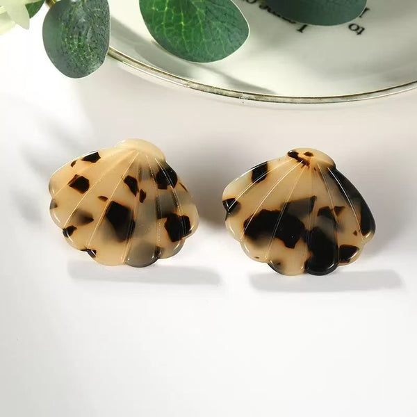 Vintage Tortoiseshell Scallop Shell Stud Earrings | 40E477