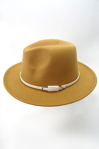 A VINTAGE CLASSIC FEDORA HAT WITH WHITE TRIM | 40HW301