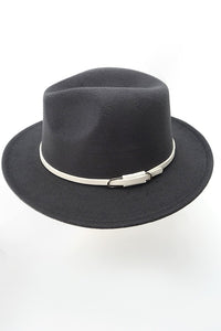 A VINTAGE CLASSIC FEDORA HAT WITH WHITE TRIM | 40HW301