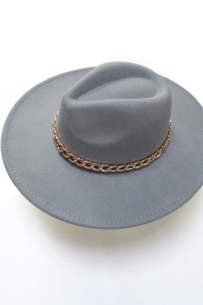 A VINTAGE PLAIN FEDORA HAT WITH GOLD CHAIN | 40HW013