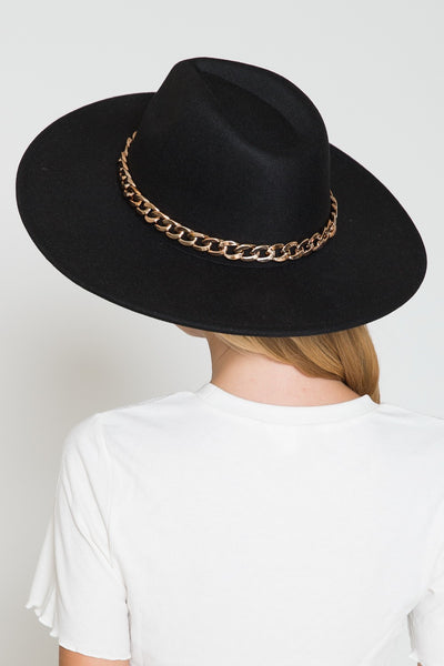 A VINTAGE PLAIN FEDORA HAT WITH GOLD CHAIN | 40HW013