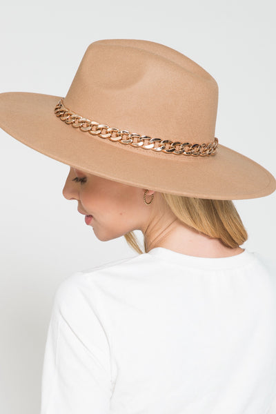 A VINTAGE PLAIN FEDORA HAT WITH GOLD CHAIN | 40HW013