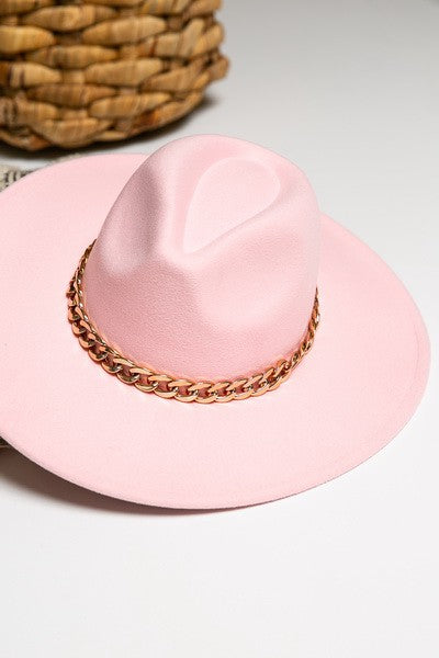 A VINTAGE PLAIN FEDORA HAT WITH GOLD CHAIN | 40HW013