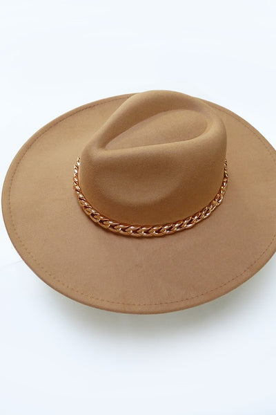 A VINTAGE PLAIN FEDORA HAT WITH GOLD CHAIN | 40HW013