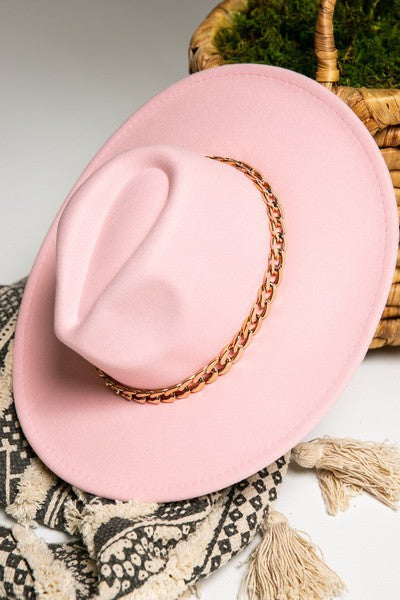 A VINTAGE PLAIN FEDORA HAT WITH GOLD CHAIN | 40HW013