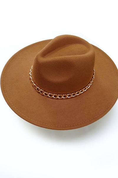 A VINTAGE PLAIN FEDORA HAT WITH GOLD CHAIN | 40HW013