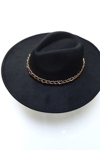 A VINTAGE PLAIN FEDORA HAT WITH GOLD CHAIN | 40HW013