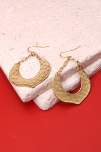 HAMMERED HORSESHOE DROP EARRING | 31E21566