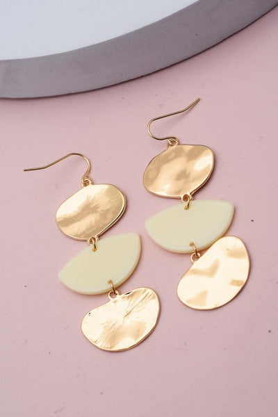 HAMMERED METAL ACRYLIC MIX DROP EARRINGS | 31E21743