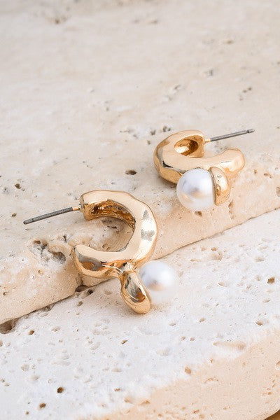 MINI HAMMERED HOOP WITH  PEARL EARRINGS | 51E2021190