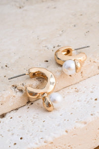 MINI HAMMERED HOOP WITH  PEARL EARRINGS | 51E2021190