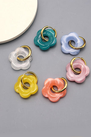 FLOWER CHARM HUGGIE HOOP EARRINGS | 40E221