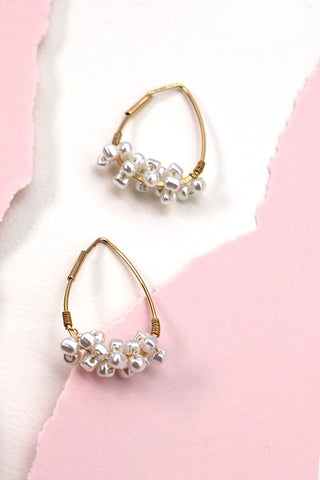 TEARDROP WIRE PEARL CLUSTER HOOP EARRINGS | 10E2110949