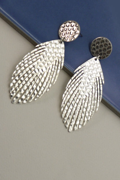 HAMMERED FEATHER DROP EARRINGS | 10E2120602