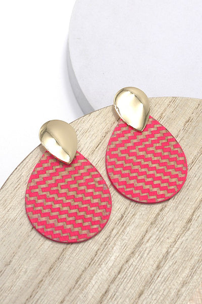 GOLD TEARDROP ON A WOOD CHEVRON EARRINGS | 80E286