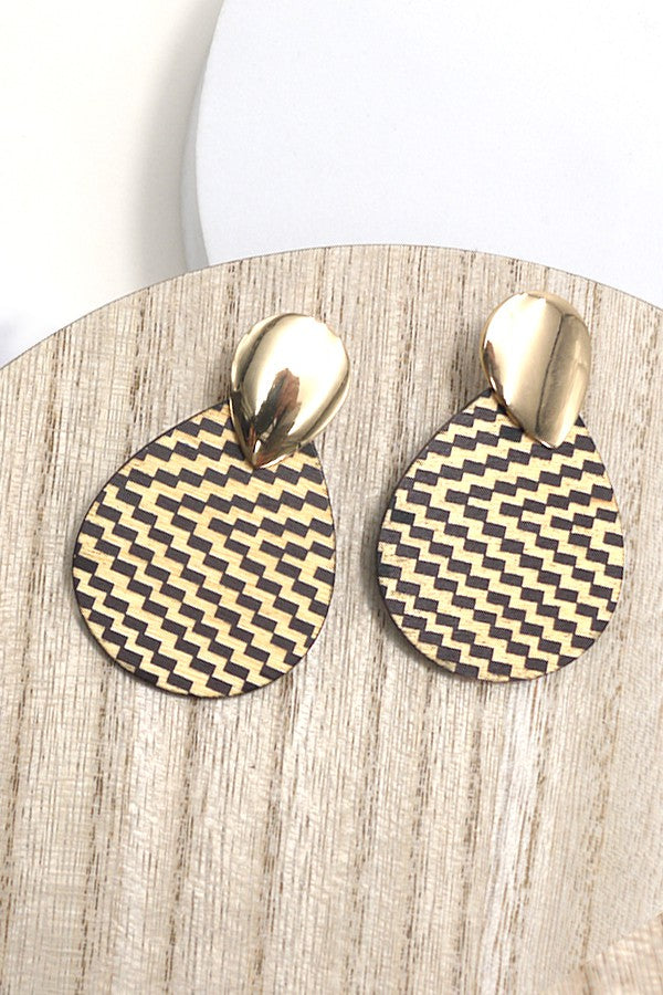 GOLD TEARDROP ON A WOOD CHEVRON EARRINGS | 80E286